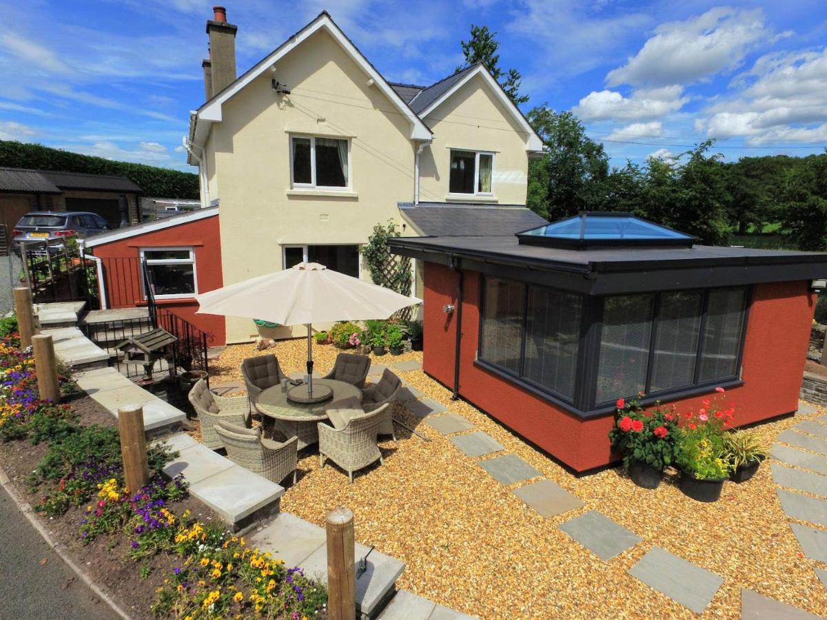 The Lodge Brecon B&B Екстериор снимка